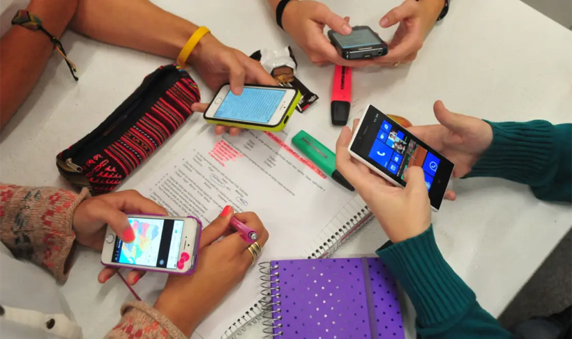 Preparan restricciones a celulares en escuelas