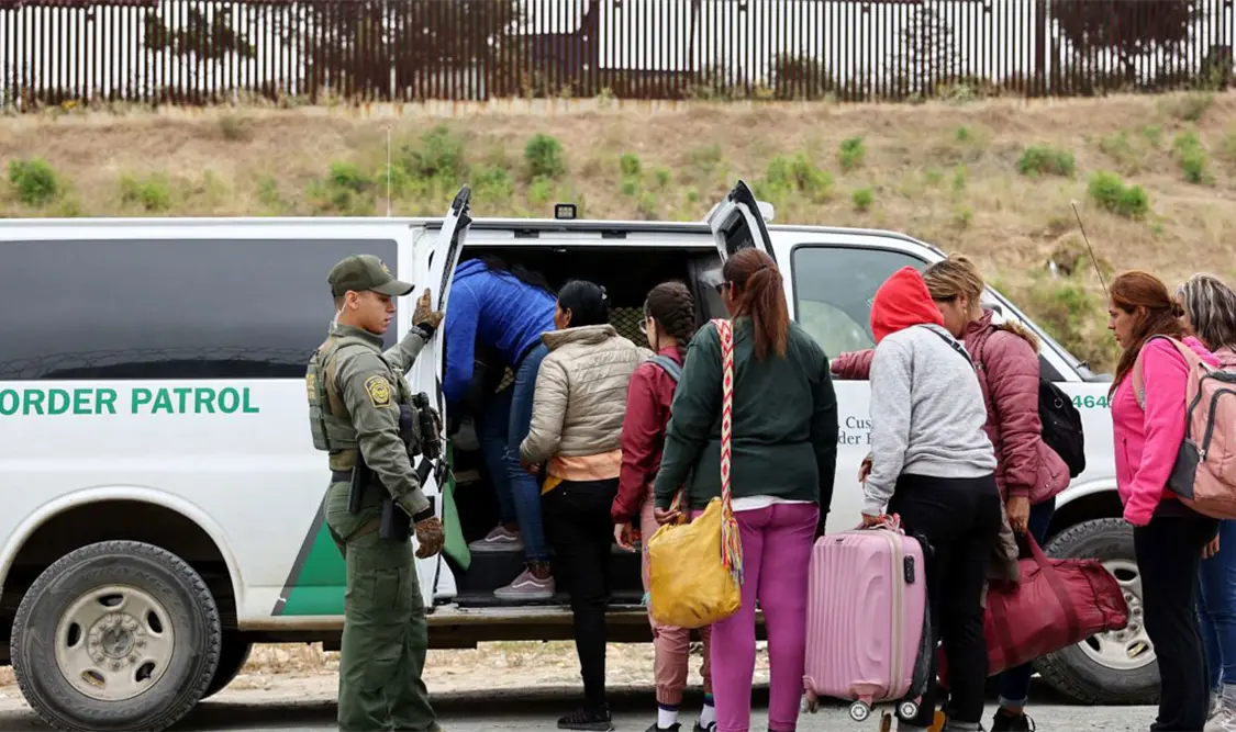 Algunos deportados mexicanos recibieron cartas de cobro en México, según Juan Cuellar, de la organización Iniciativa Kino para la Frontera. Cortesía