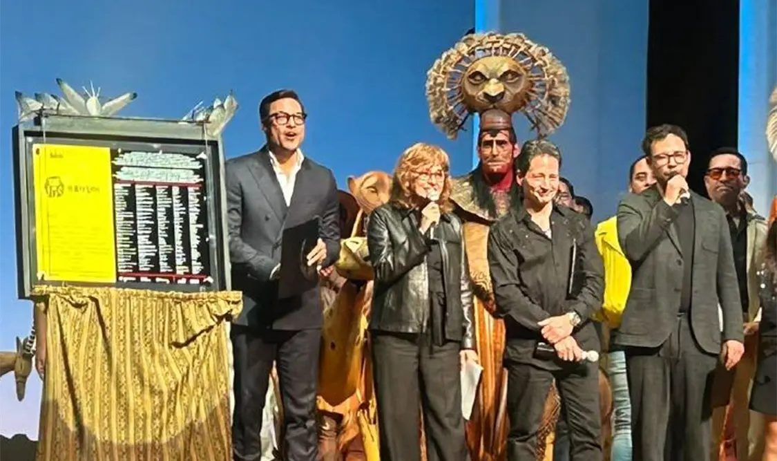 Carlos celebra al El Rey León