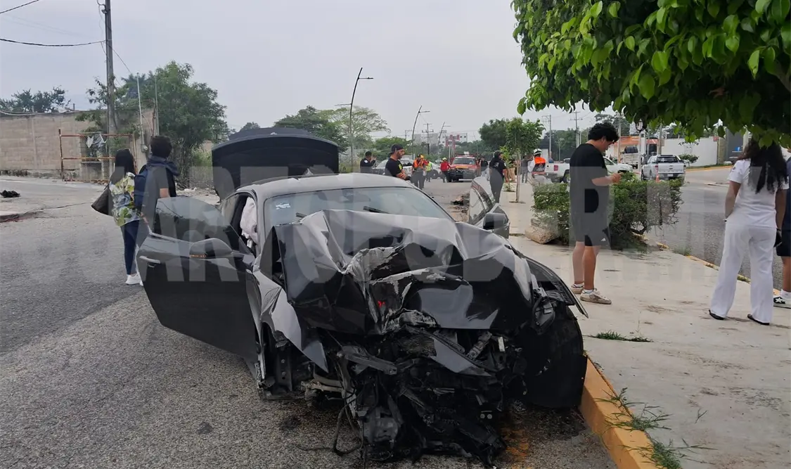 Auto deportivo se estampa en poste y causa apagón