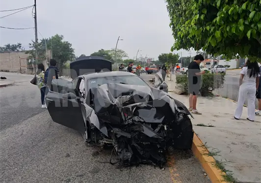 Auto deportivo se estampa en poste y causa apag&oacute;n