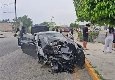 Auto deportivo se estampa en poste y causa apagón Auto deportivo se estampa en poste y causa apagón