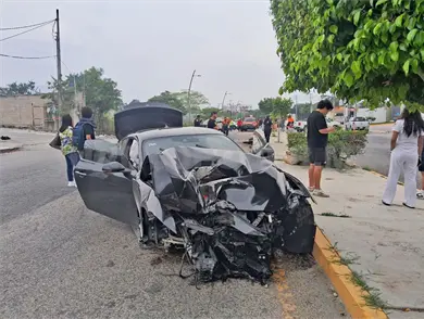 Auto deportivo se estampa en poste y causa apagón Auto deportivo se estampa en poste y causa apagón