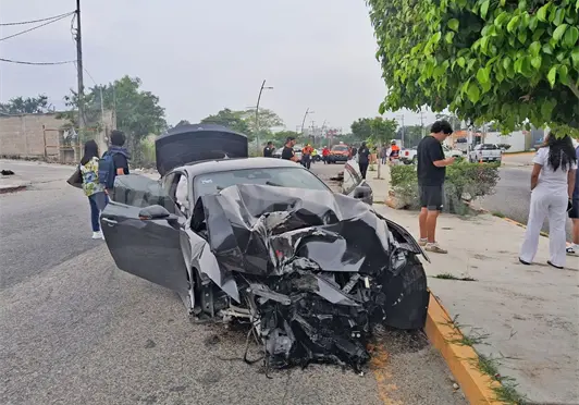 Auto deportivo se estampa en poste y causa apagón Auto deportivo se estampa en poste y causa apagón