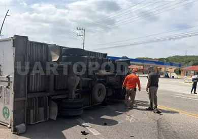 Vuelca unidad de carga en tramo a La Angostura Vuelca unidad de carga en tramo a La Angostura