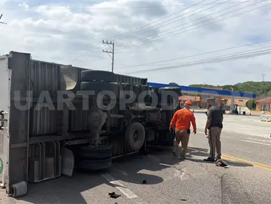 Vuelca unidad de carga en tramo a La Angostura Vuelca unidad de carga en tramo a La Angostura