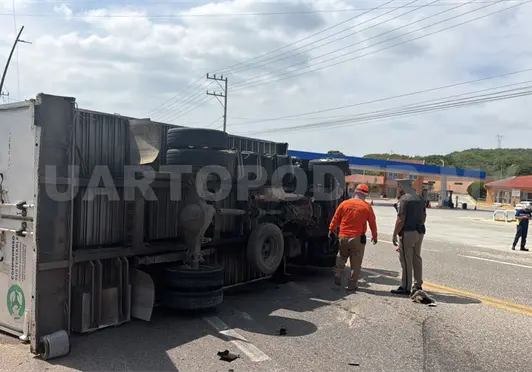 Vuelca unidad de carga en tramo a La Angostura Vuelca unidad de carga en tramo a La Angostura