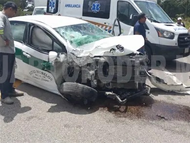 Invade el carril contrario y provoca encontronazo