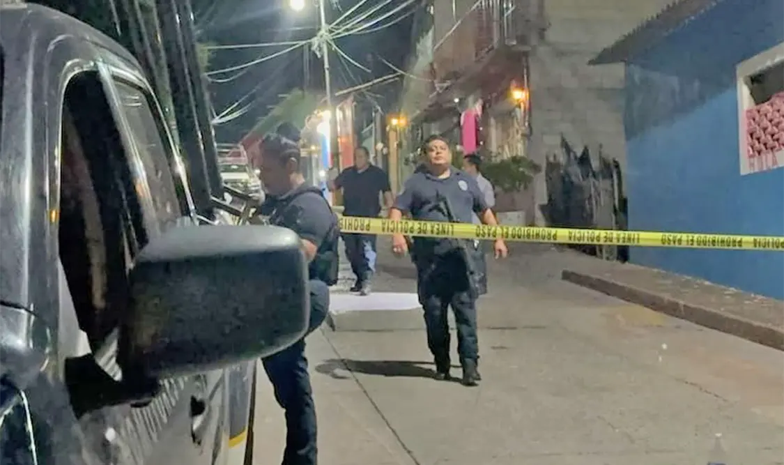 Elementos de corporaciones policiacas acordonaron el perímetro de la escena del crimen. Cortesía