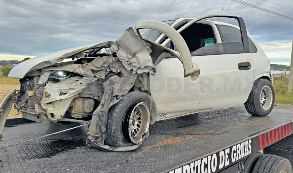 El percance sucedió porque el Chevy perdió el control y colisionó contra una de las llantas. Juan Orel / CP