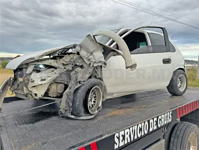 Destroza su automóvil al chocar contra una pipa Destroza su automóvil al chocar contra una pipa
