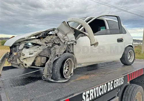 Destroza su automóvil al chocar contra una pipa Destroza su automóvil al chocar contra una pipa