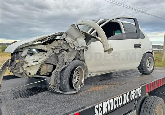 Destroza su automóvil al chocar contra una pipa Destroza su automóvil al chocar contra una pipa