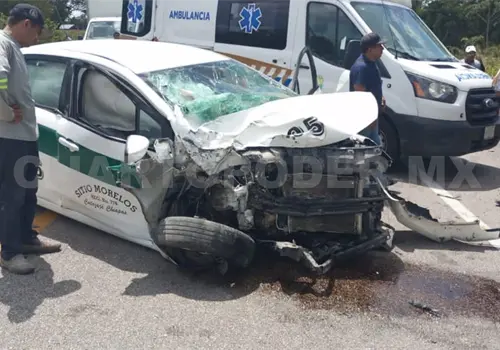 Invade el carril contrario y provoca encontronazo Invade el carril contrario y provoca encontronazo
