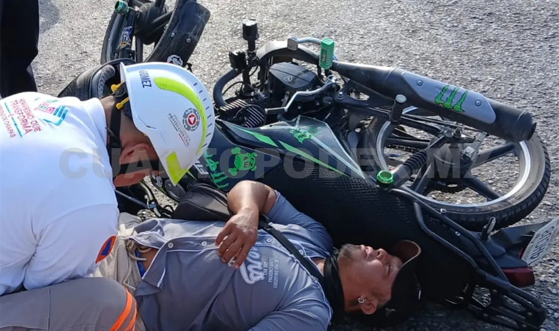 El motociclista cayó al pavimento y se fracturó, esto luego del corte de circulación. Ulises Villalobos / CP