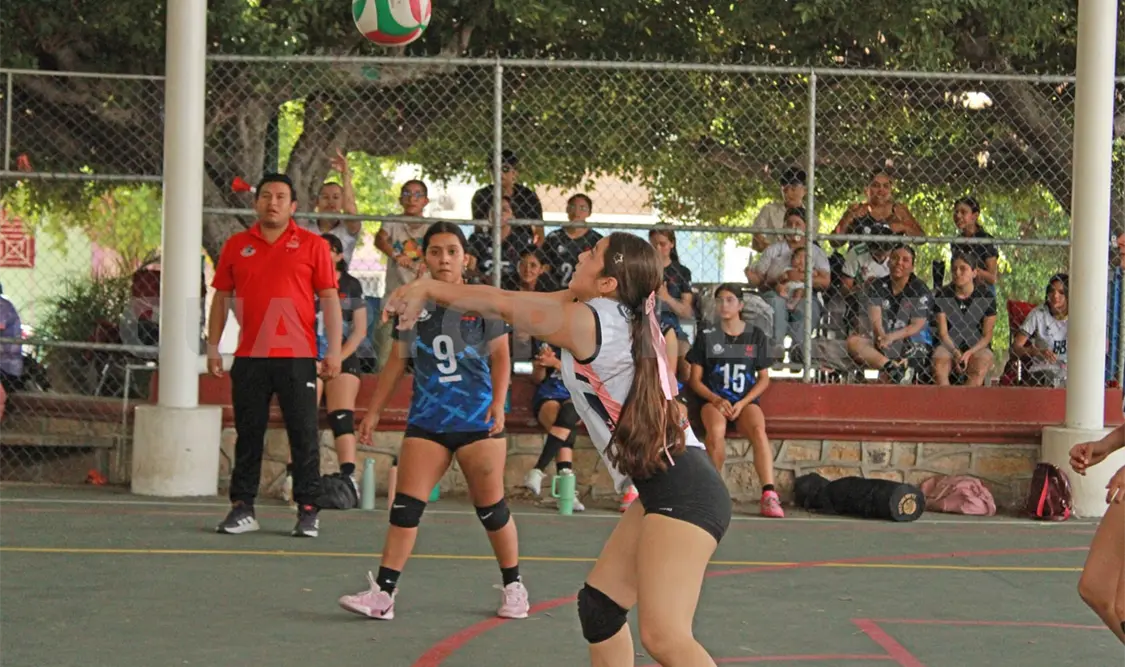 La jornada femenil presentó encuentros que definieron el camino rumbo a la etapa final de la Liga Oficial Municipal de Voleibol. Daniel Oropeza/CP