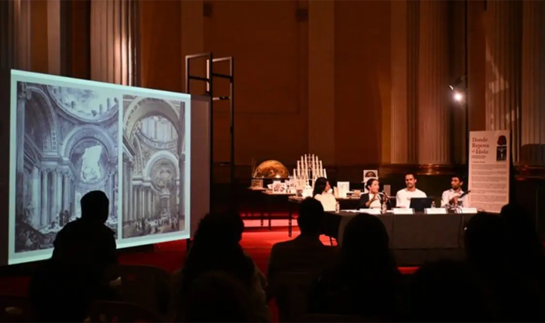El proyecto reúne documentos, bocetos, referencias y piezas que permiten reconstruir, desde la ficción, el mobiliario y las imágenes que habitaron el ábside de la Capilla de Santa Teresa desde el siglo XVII. Cortesía