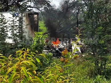 Tr&aacute;iler se incendia tras chocar contra camioneta