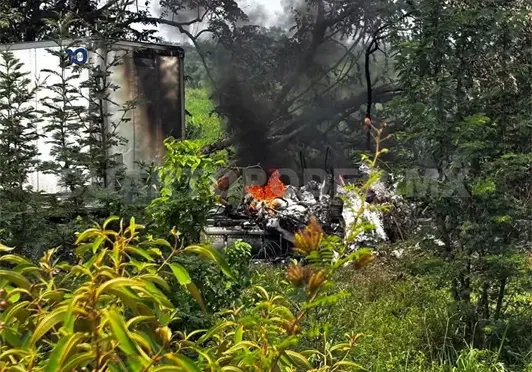 Tráiler se incendia tras chocar contra camioneta Tráiler se incendia tras chocar contra camioneta