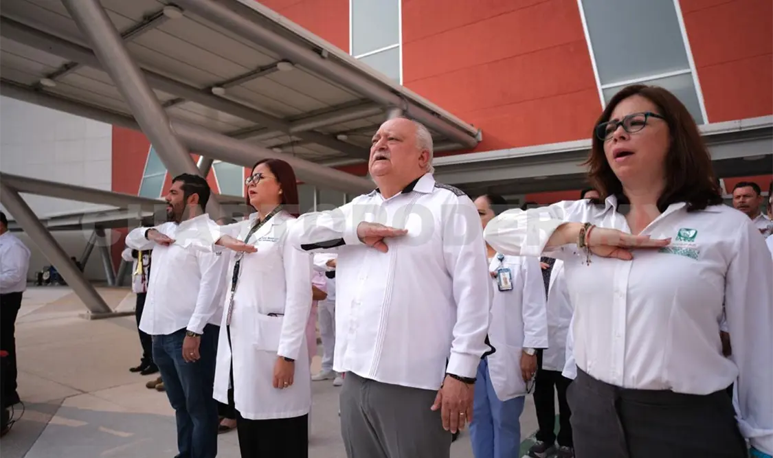 El titular del IMSS Chiapas, Hermilo Domínguez Zárate, encabezó la ceremonia del izado de bandera. CP