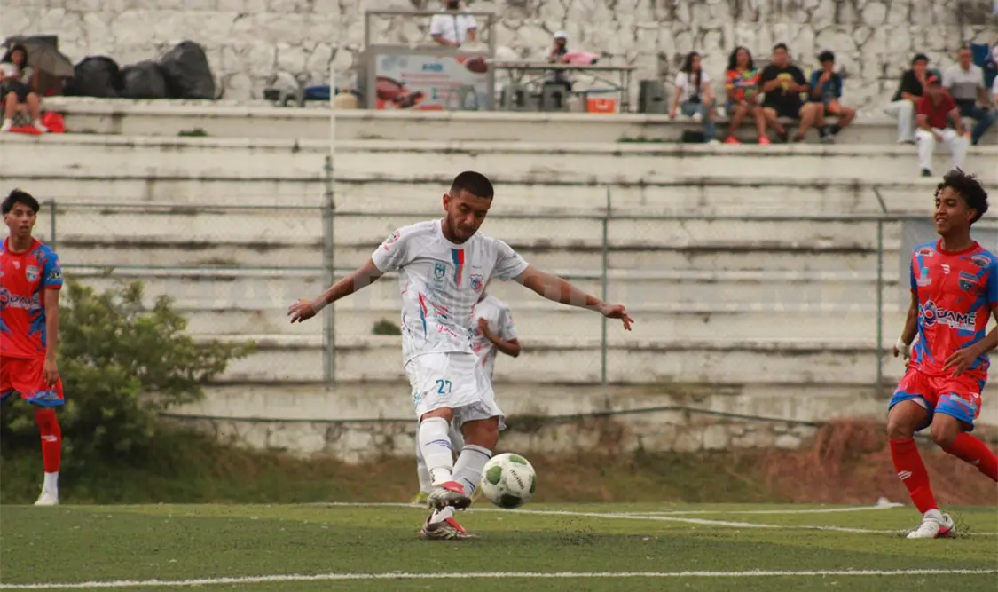 Contra viento, marea y un calor que derretía al acero, la UDS FC sumó tres puntos. Cortesía