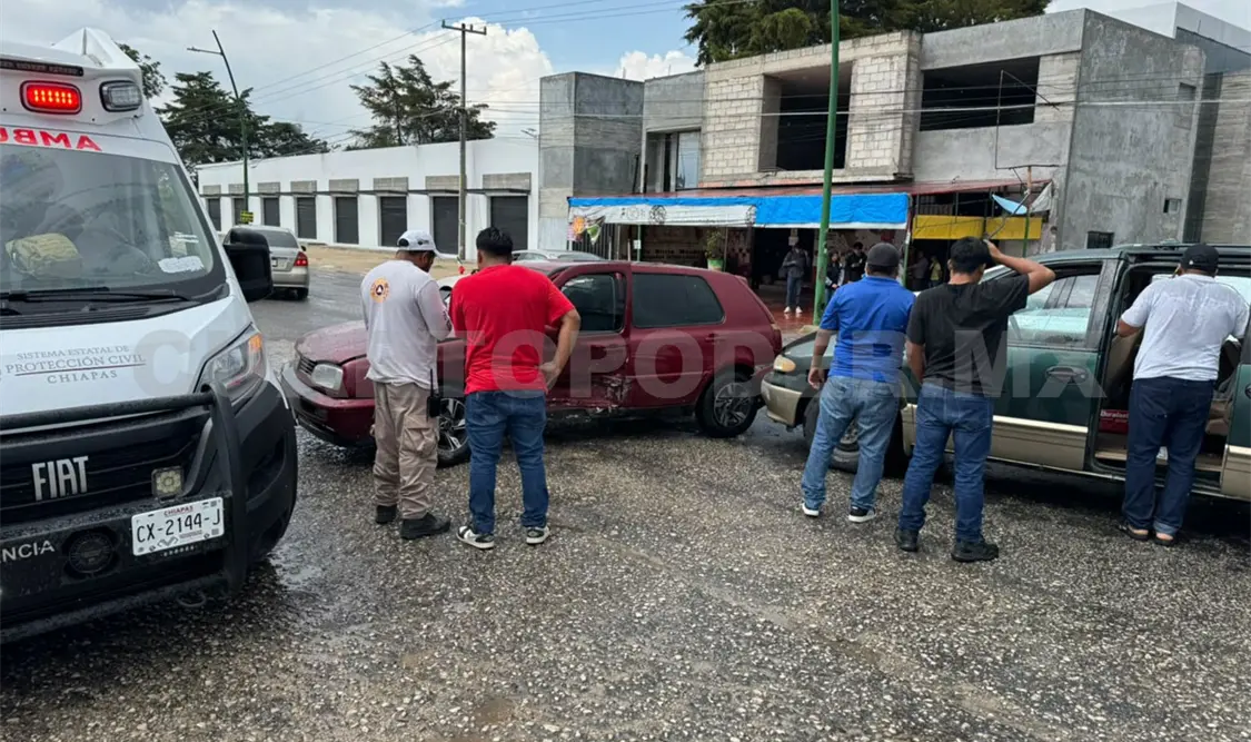 El conductor del Golf quiso incorporarse, pero lo hizo sin precaución y fue impactado por una Voyager en una portezuela. Juan Orel / CP