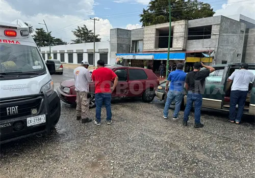 Se le atraviesa a minivan y provoca encontronazo Se le atraviesa a minivan y provoca encontronazo