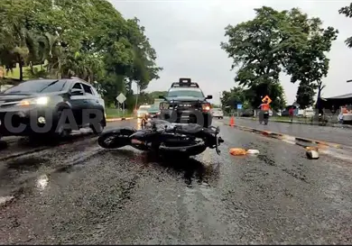 Dos lesionados al ser impactados por un taxi Dos lesionados al ser impactados por un taxi