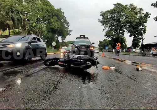 Dos lesionados al ser impactados por un taxi Dos lesionados al ser impactados por un taxi