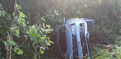 Maestra se accidenta por invasión de carril Maestra se accidenta por invasión de carril