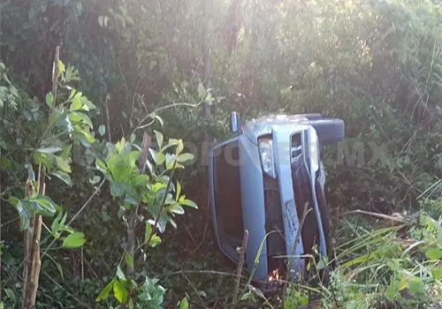 Maestra se accidenta por invasi&oacute;n de carril