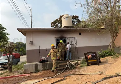 Acaba con quemaduras en incendio de vivienda