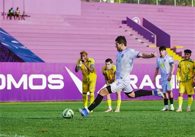Racing rescata empate y sigue líder Racing rescata empate y sigue líder