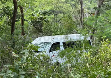 Urvan se desbarranca y acaba en la maleza