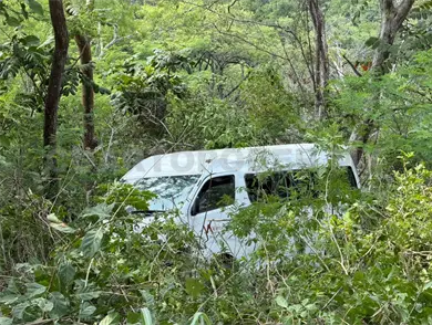 Urvan se desbarranca y acaba en la maleza
