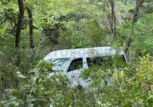 Urvan se desbarranca y acaba en la maleza Urvan se desbarranca y acaba en la maleza