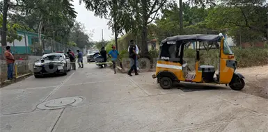 Se fractura en choque entre dos mototaxis Se fractura en choque entre dos mototaxis