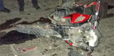 Motociclista queda grave al estamparse en combi Motociclista queda grave al estamparse en combi