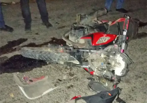 Motociclista queda grave al estamparse en combi