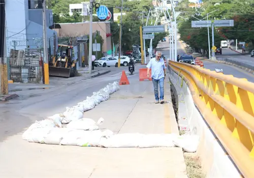 Alertan por deslizamiento de muro de puente Alertan por deslizamiento de muro de puente