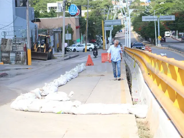 Alertan por deslizamiento de muro de puente