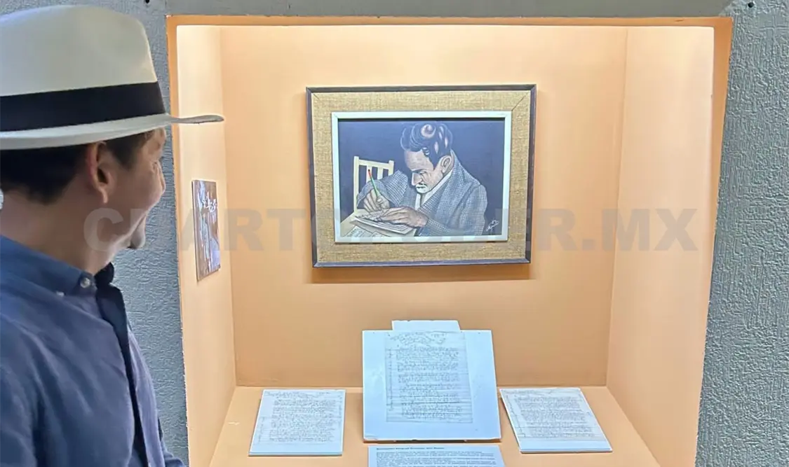 El doctor Sarelly en la vitrina a don Ruma del Museo Regional. Cortesía