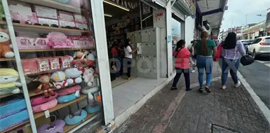 Comercios chinos invaden el centro y las plazas