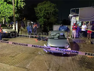 Motociclista es arrastrado por corriente