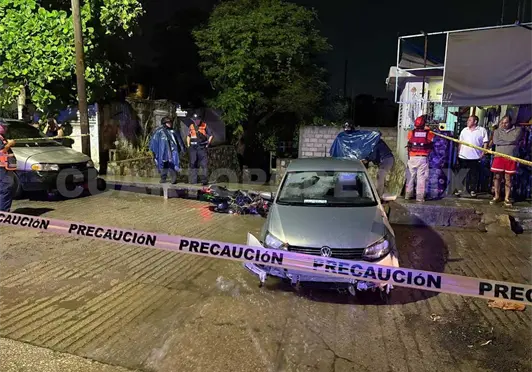 Motociclista es arrastrado por corriente