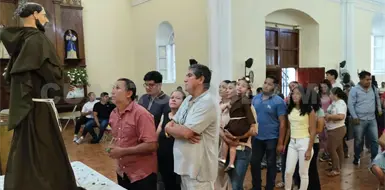 La fe que se hereda: Tata Chico bendice a su pueblo
