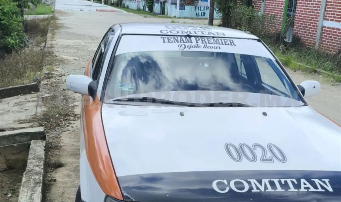 Horas después del asalto, el taxi del sitio Tenam Premier fue localizado abandonado. Juan Orel / CP