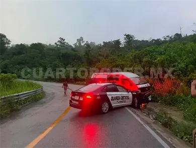 Urvan derrapa y se estampa en patrulla Urvan derrapa y se estampa en patrulla