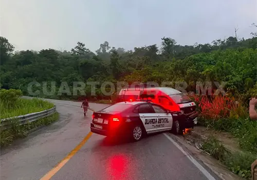 Urvan derrapa y se estampa en patrulla Urvan derrapa y se estampa en patrulla