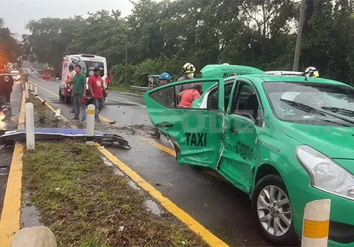 Colisionan taxi y tráiler; una lesionada, el saldo Colisionan taxi y tráiler; una lesionada, el saldo